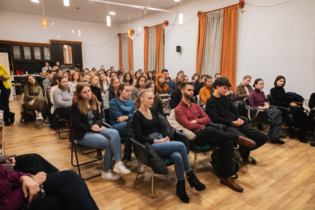 Örömmel adjuk hírül, hogy az idei tanév első Többletelő estjén több mint száz érdeklődő vett részt! Remek gondolatokat osztottak meg a meghívott vendégeink. Volt helye a mélyreható szavaknak és a szívből jövő nevetésnek is! A gondolatok közül néhányat említünk, amelyek a TÖBBLETET adhatták az est folyamán: legyen öniróniánk, ne ragadjunk áldozat szerepbe, szándékosan adjunk teret a szorongásnak, táncoljunk és legyünk hálásak.