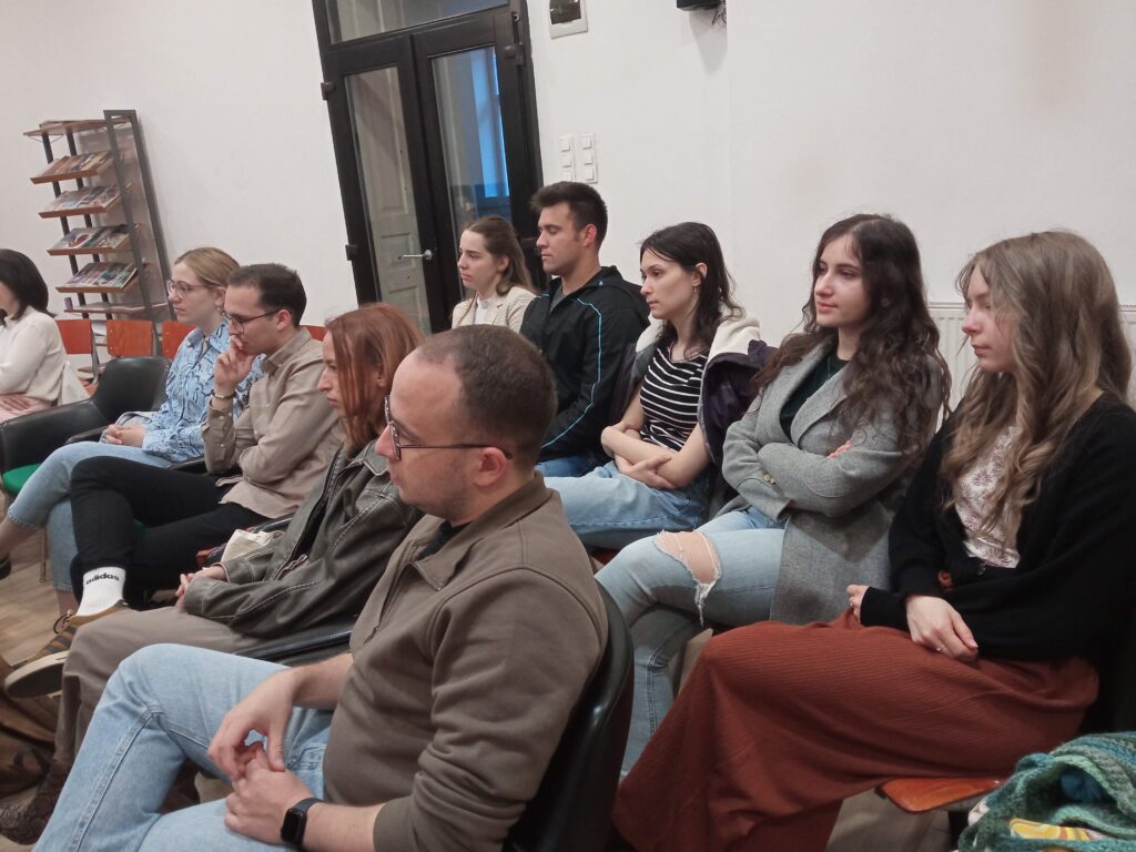 Példaképek, gyermekkori élmények, belső indíttatás? A tanév utolsó Többletelő estjén vendégeink őszintén meséltek hivatásuk megtalálásáról, útkeresésükről, kudarcokról és újrakezdésről. Inspiráló volt hallani: a hivatás nem mindig egyenes út, de mindig tanulás és növekedés.
